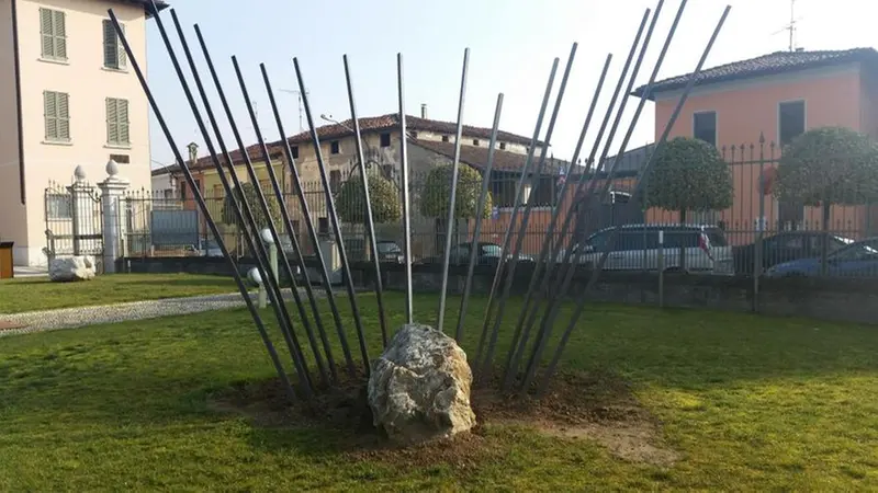 Il monumento di Stefano Gatti nel giardino del municipio di Alfianello - © www.giornaledibrescia.it
