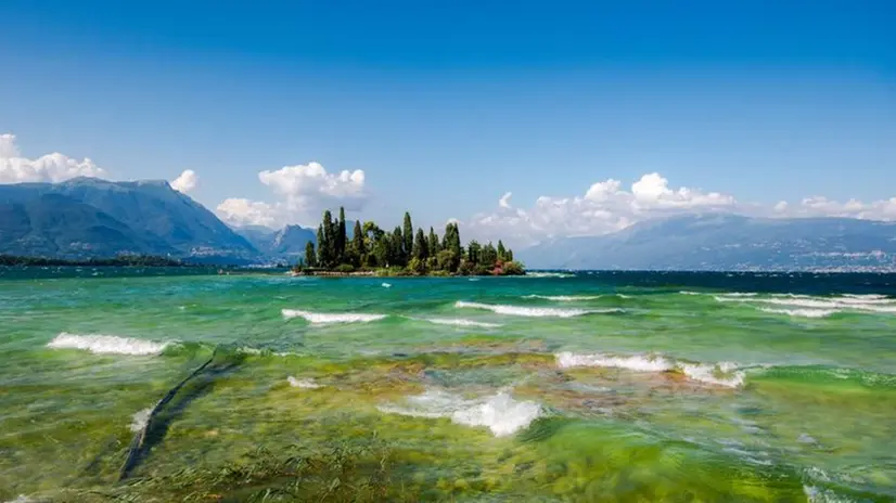 L'Isola di San Biagio vista dalla riva - Foto Paolo Scalmazzi © zoom.giornaledibrescia.it