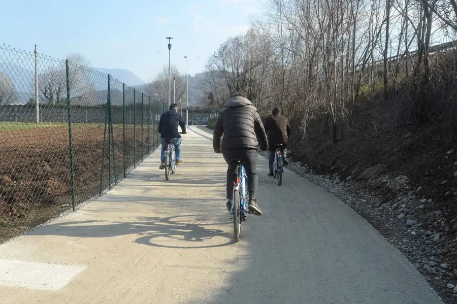 L'inaugurazione della nuova ciclopedonale in via Stretta