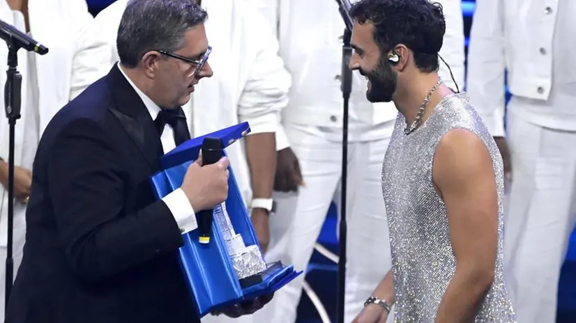 Marco Mengoni premiato al termine della serata duetti-cover