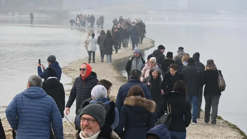 Turisti «all'assalto» dell'isola dei Conigli a Manerba