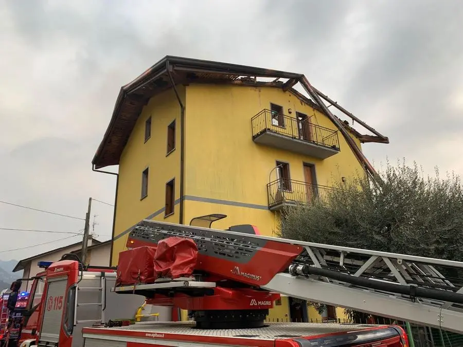 Le condizioni della casa il cui tetto è andato a fuoco a Piancogno: in primo piano l'autoscala giunta da Brescia - © www.giornaledibrescia.it