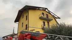 Le condizioni della casa il cui tetto è andato a fuoco a Piancogno: in primo piano l'autoscala giunta da Brescia - © www.giornaledibrescia.it