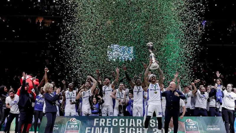 David Moss alza al cielo la Coppa Italia - © www.giornaledibrescia.it