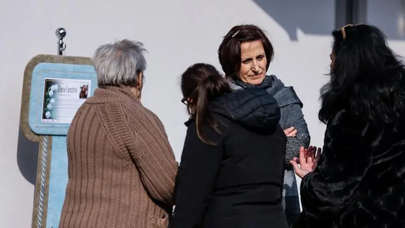 Fuori da casa mamma Giusy con delle persone - Foto NewReporter/Comincini © www.giornaledibrescia.it