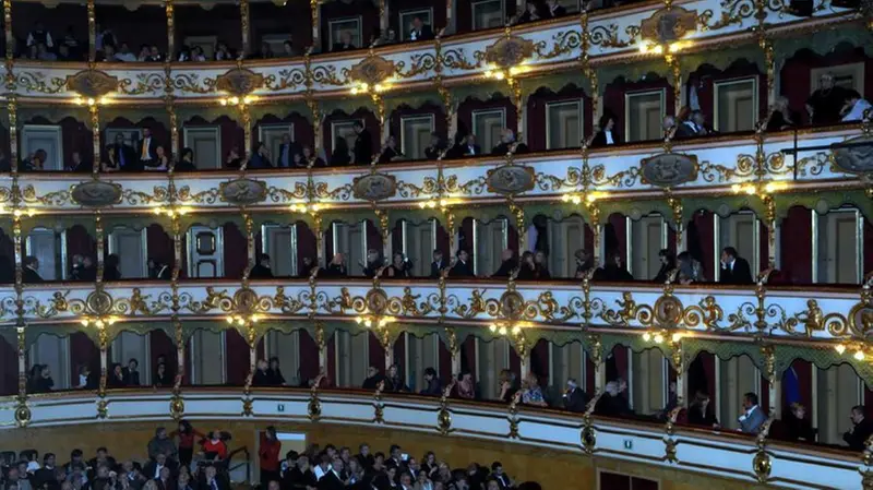 I palchetti del Teatro Grande durante uno spettacolo - Foto New Reporter Favretto © www.giornaledibrescia.it