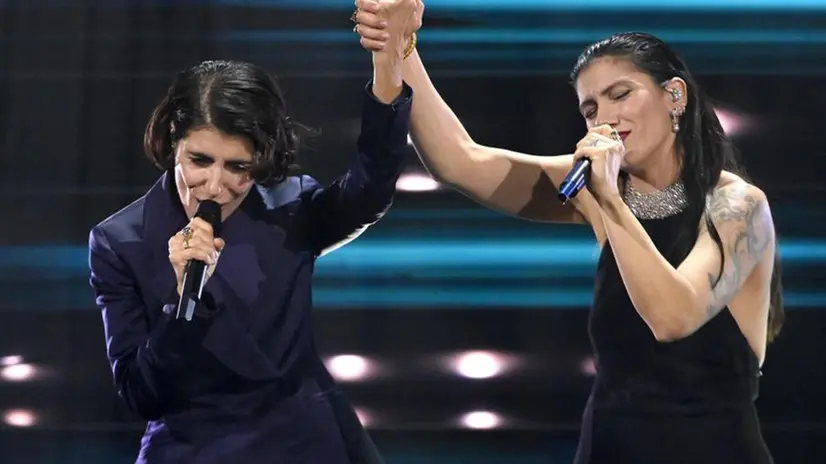 La quarta serata del Festival di Sanremo con duetti e cover