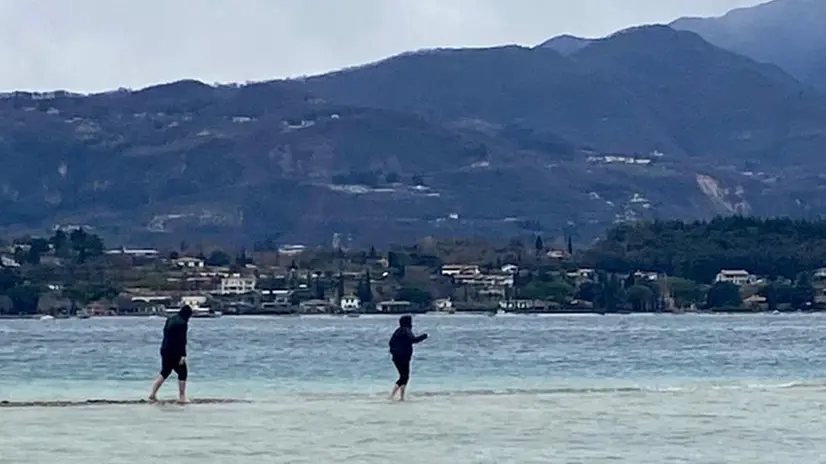 Isola dei Conigli ancora meta per molti nonostante il brutto tempo