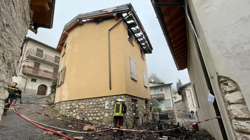 In fiamme una casa a Tresnico di Gardone Riviera