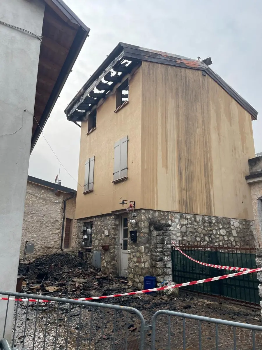 In fiamme una casa a Tresnico di Gardone Riviera