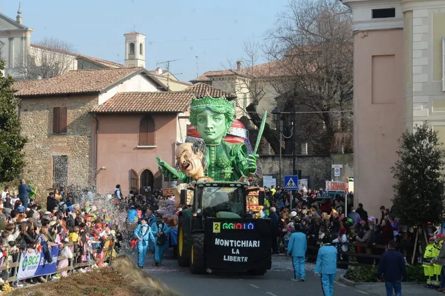 La sfilata dei carri allegorici del Carnevale 2023 a Erbusco