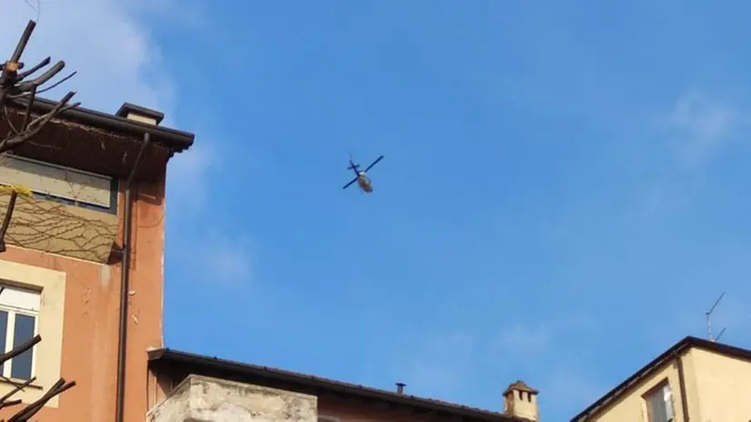 L'elicottero della Polizia in volo - © www.giornaledibrescia.it