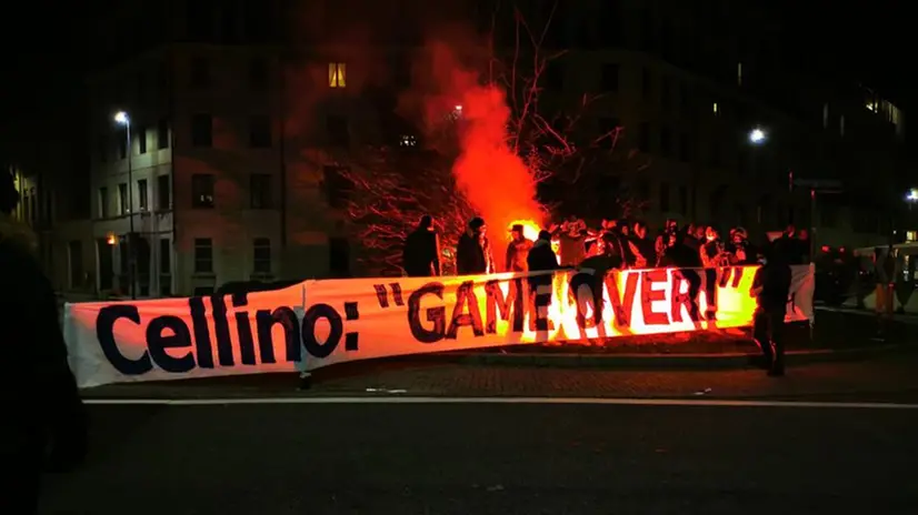 I tifosi del gruppo Brescia 1911 con lo striscione polemico su Cellino