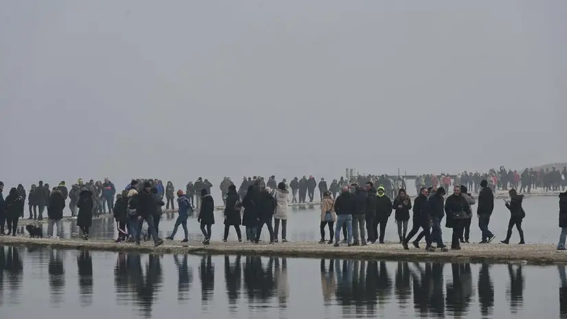 Le persone domenica a piedi verso l'isola dei Conigli - © www.giornaledibrescia.it