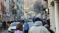 Bel tempo in città. Le condizioni soleggiate non favoriscono lo smaltimento degli inquinanti - © www.giornaledibrescia.it