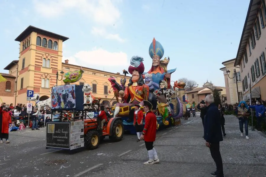 La sfilata dei carri allegorici del Carnevale 2023 a Erbusco