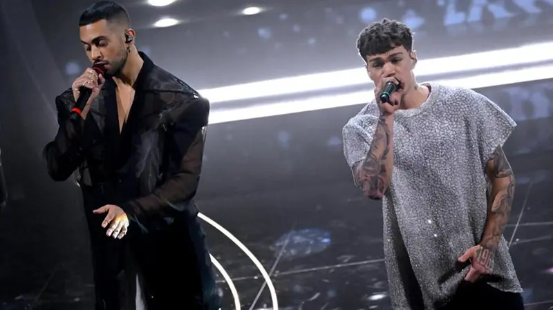 Mahmood e Blanco cantano Brividi, brano vincitore di Sanremo 2022