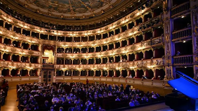 Vista dal palcoscenico, la sala grande - Foto New Reporter Favretto © www.giornaledibrescia.it