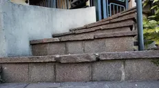 Sangue a terra dopo la lite conclusa con un colpo di pistola ad aria compressa - Foto Ortogni / Neg © www.giornaledibrescia.it