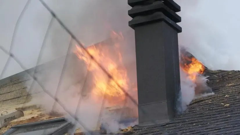 Il tetto dell'abitazione in fiamme ad Anfurro di Angolo - Foto Vigili del Fuoco © www.giornaledibrescia.it