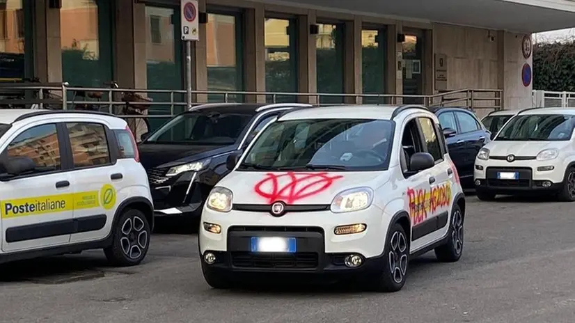La Fiat Panda di Poste Italiane imbrattata, stamane nel parcheggio antistante l'ufficio di via Lattanzio Gambara - © www.giornaledibrescia.it