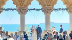 Dalla Scozia: un matrimonio organizzato all’Isola del Garda. Lo sposo indossa il kilt - Foto tratta da Instragram