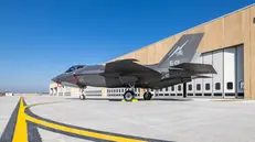 Il primo F-35 «Lightning II» del 6° Stormo davanti ai nuovi hangar ad esso riservati nell'aerobase dei Diavoli Rossi di Ghedi - Ufficio Stampa 6° Stormo