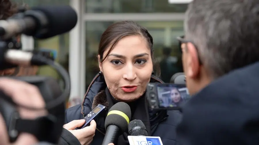 Pinky fuori dal tribunale dopo la condanna dell'ex marito nel 2017 - Foto Gabriele Strada Neg © www.giornaledibrescia.it