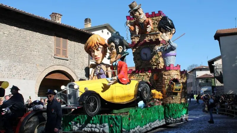 In un'edizione passata, un carro allegorico a Erbusco - © www.giornaledibrescia.it