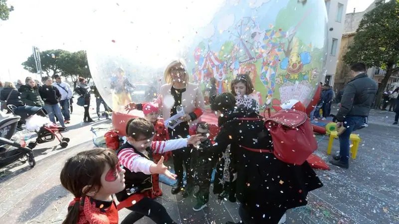 Bambini in festa armati di coriandoli a Desenzano - Foto New Eden Group © www.giornaledibrescia.it