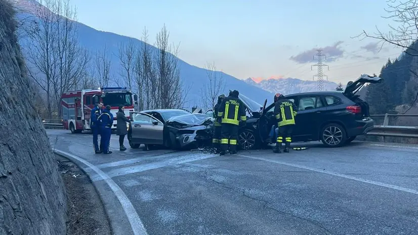 I soccorsi sul luogo dell'incidente frontale a Incudine