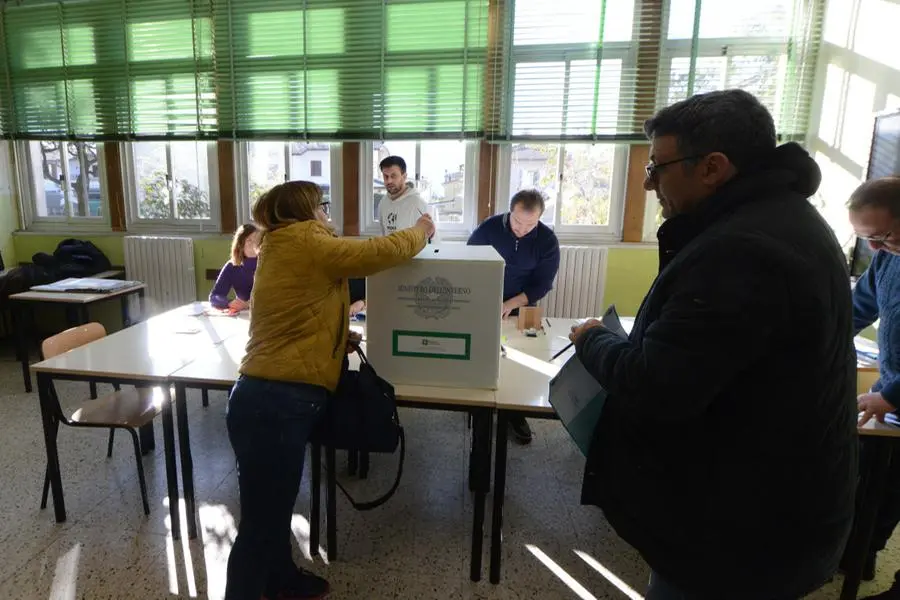Un seggio bresciano alla prima giornata di voto delle Regionali 2023
