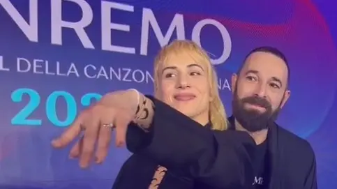 Francesca Mesiano mostra l’anello ricevuto da Fausto Zanardelli durante una conferenza stampa a Sanremo