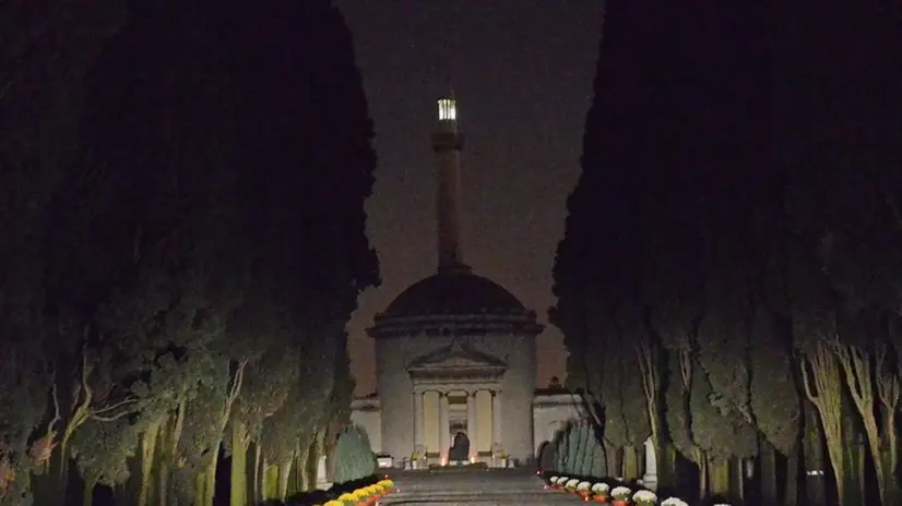 Il viale d’ingresso, la cappella e il faro del cimitero - © www.giornaledibrescia.it