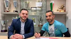 Marco Sau firma il contratto con il direttore sportivo Andrea Ferretti - © www.giornaledibrescia.it