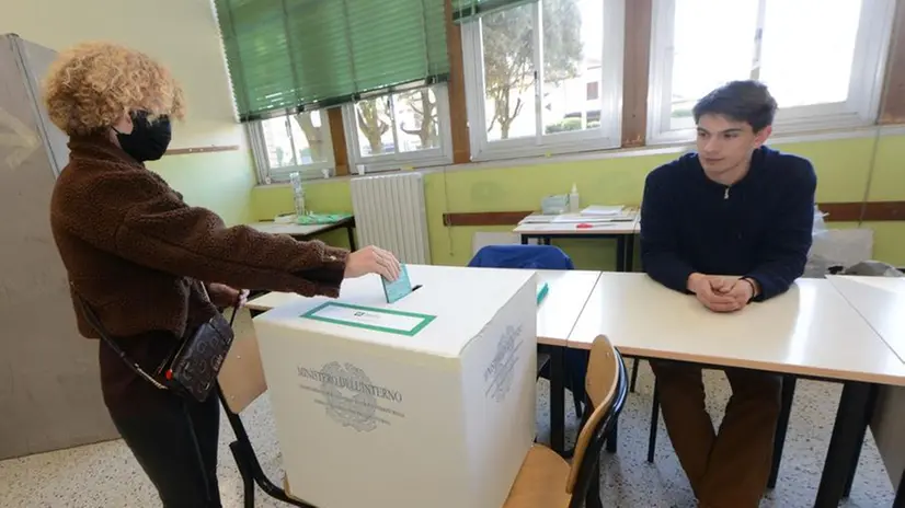 La prima giornata di voto non ha incontrato problemi pratici - Foto Marco Ortogni Neg © www.giornaledibrescia.it