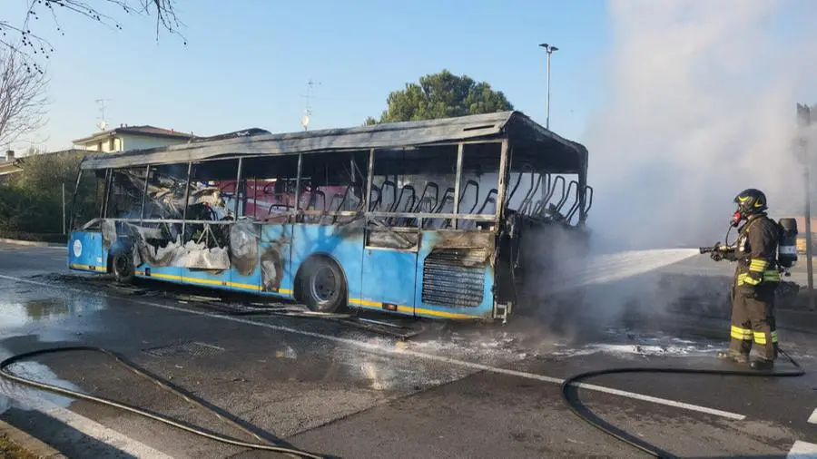 Desenzano, autobus distrutto dalle fiamme