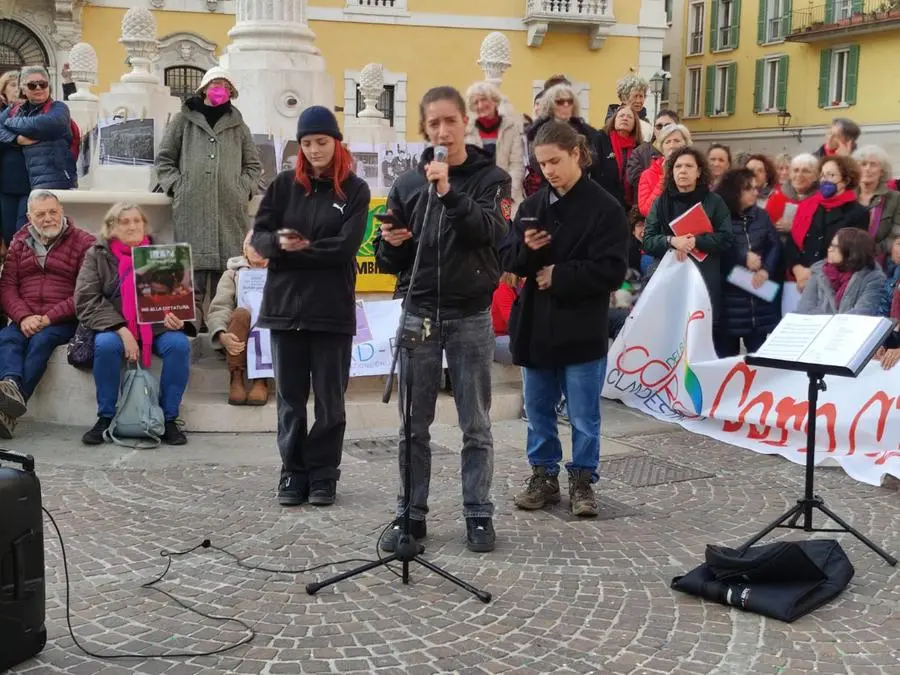 «Donna, vita, libertà»: la manifestazione in centro a Brescia