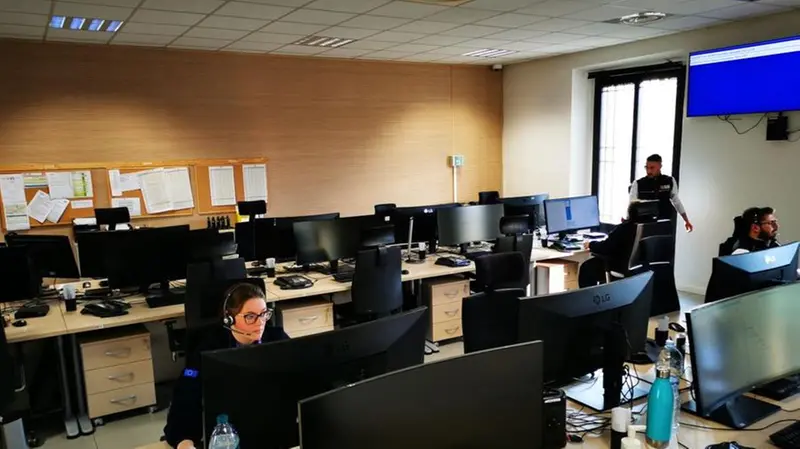 L'interno della Cur (Centrale Unica di Risposta) di Brescia - © www.giornaledibrescia.it