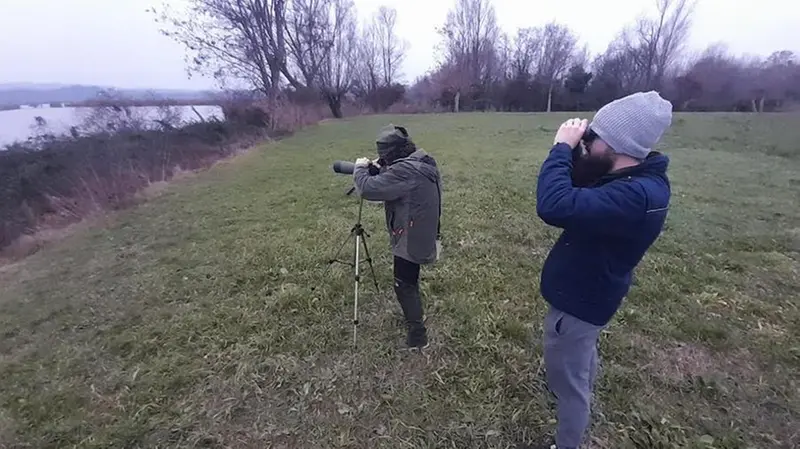 Due degli esperti impegnati nel censimento delle Torbiere - © www.giornaledibrescia.it