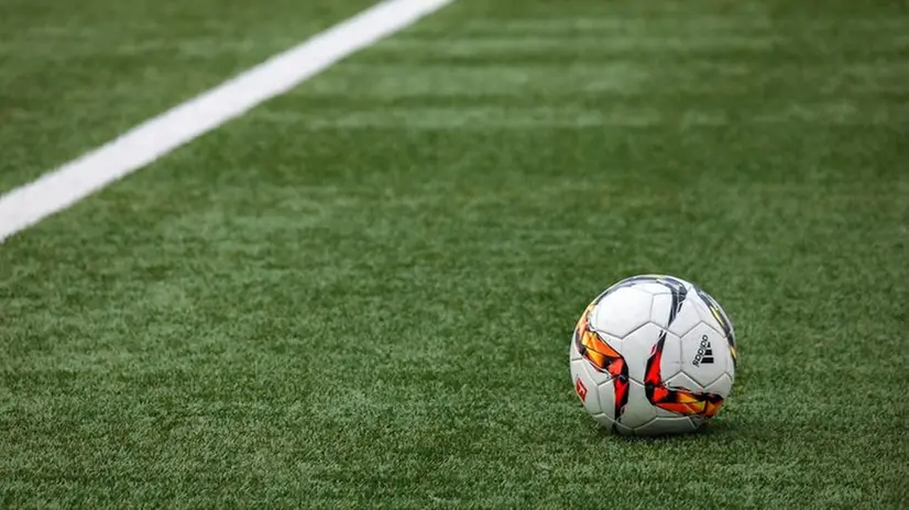 Pallone in campo nello stadio vuoto (simbolica)