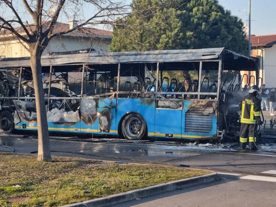 Desenzano, autobus distrutto dalle fiamme