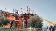 Operai già al lavoro sul tetto della villetta di Ghedi - © www.giornaledibrescia.it