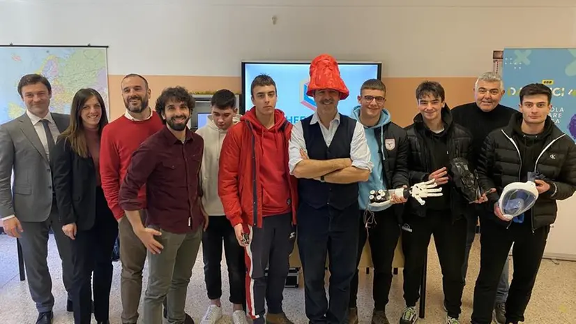 I ragazzi del Menghini di Edolo con Temporelli, il prof. D’Ambrosio e i rappresentanti di Edison - © www.giornaledibrescia.it