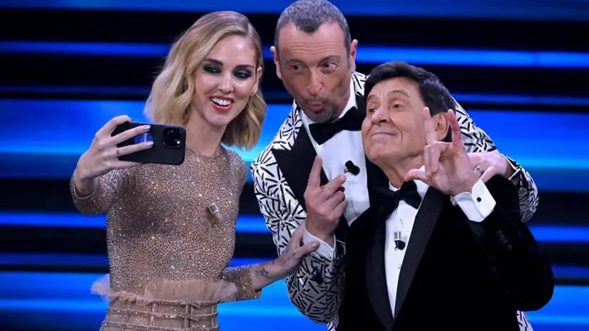 Chiara Ferragni, Amadeus e Gianni Morandi alla prima serata del Festival di Sanremo - Foto Ansa © www.giornaledibrescia.it