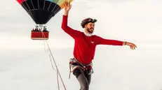 «Walking on clouds». Il brasiliano Rafael Bridi su una fettuccia agganciata tra due mongolfiere, a 1.900 metri di altezza