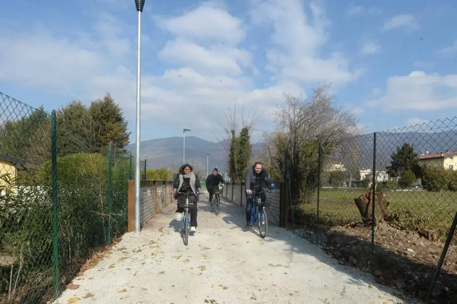 L'inaugurazione della nuova ciclopedonale in via Stretta
