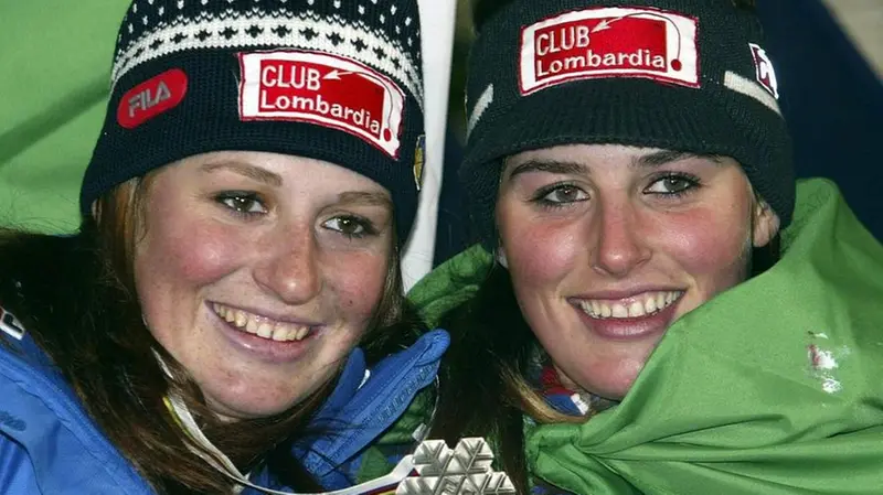 Elena Fanchini abbracciata alla sorella Nadia - © www.giornaledibrescia.it