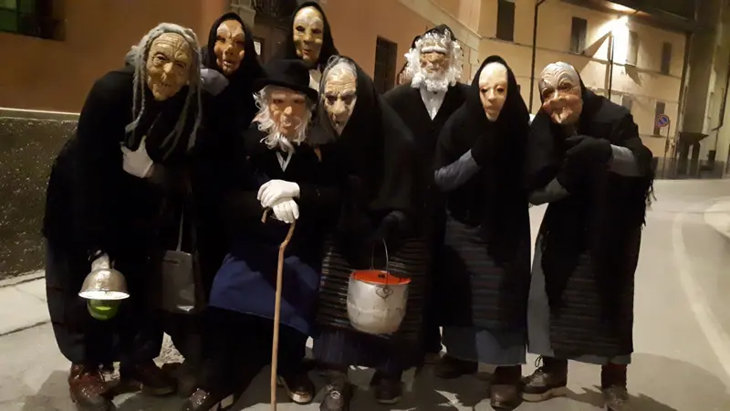 Un gruppo di maschèr pronto a mettere a repentaglio il paese a suon di scherzi - © www.giornaledibrescia.it