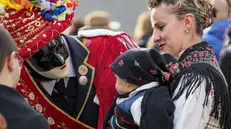 Un balarì saluta una bambina durante il Carnevale di Bagolino - Foto Riccardo Palazzani © zoom.giornaledibrescia.it